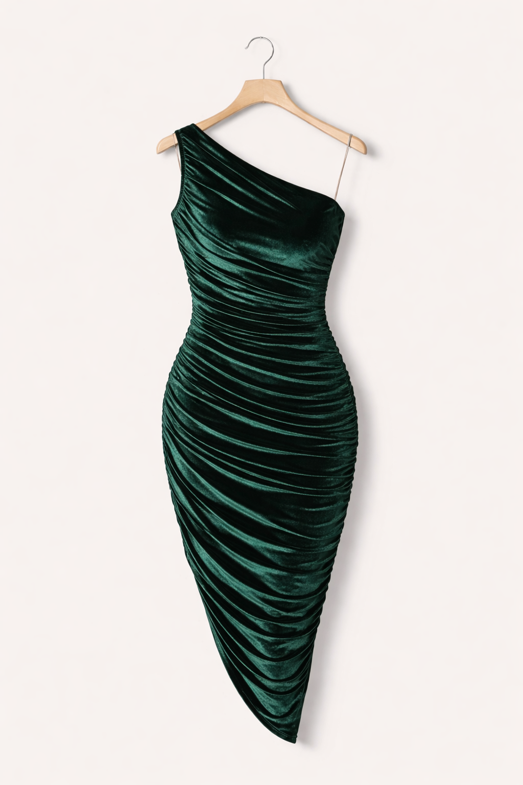 Vestido de terciopelo verde con un solo hombro, bajo asimétrico y fruncido
